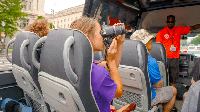 Open-top or closed-top convertible bus
